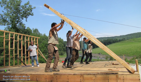 Students and volunteers raise the walls during the building of the Ramapo Saltbox Environmental Research Center in Torne Valley. / Photo by Geoff Welch