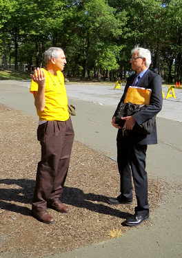 Sterling Forest Partnership's Rodger Friedman speaks with Genting Americas' road engineer consultant / Photo by Geoff Welch