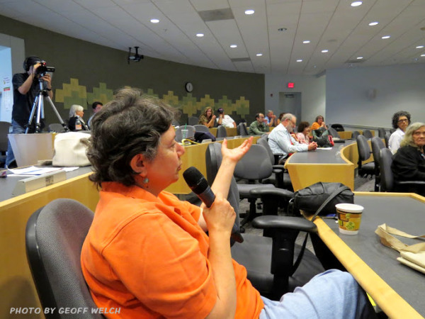 An audience member probes Amy Vickers on her recent Rockland County water use analysis. A water conservation and efficiency expert, Vickers found that UWNY experiences from 15% to 25% water leakage from throughout its system.